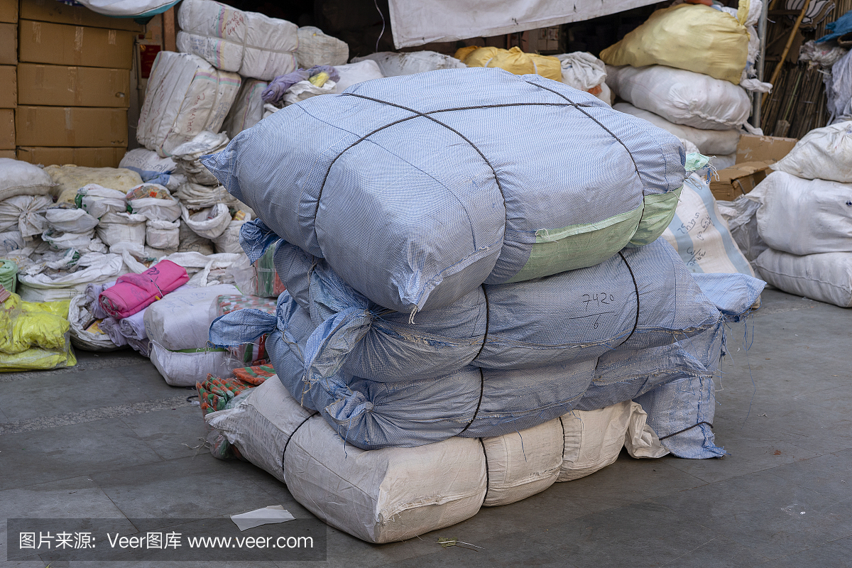 印度斋浦尔市的一个批发仓库里,一袋袋的货物。