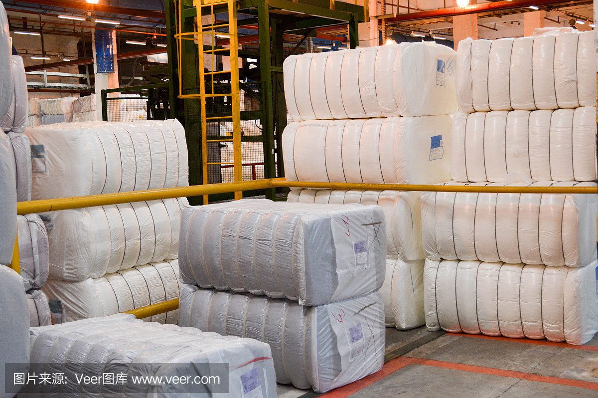 白色包装,装有合成腈纶纤维的袋子在一个石化,炼油厂的仓库里